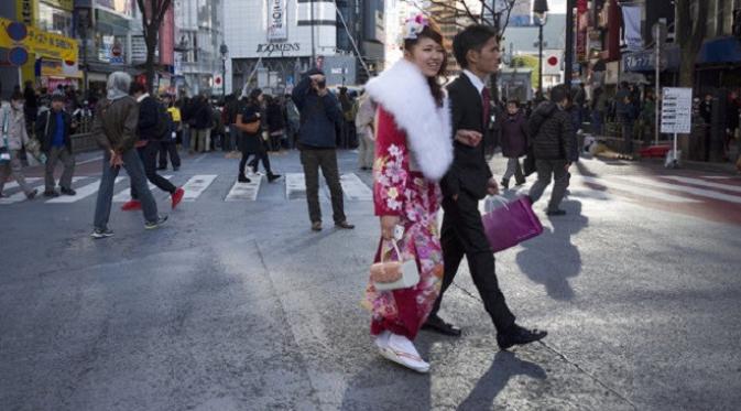 Tak jarang juga laki-laki mengenakan jas dan dasi sebagai pakaian untuk menghadiri Seijin No Hi (foto : japan-talk.com)