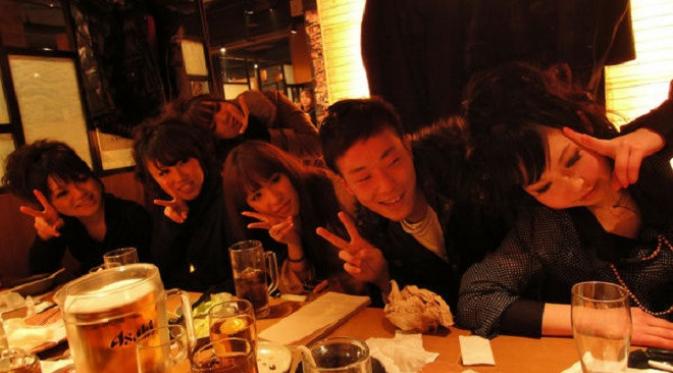 Setelah upacara Seijin No Hi selesai, mereka akan pergi minum sebagai tanda menjadi dewasa baru (Foto : japan-talk.com)