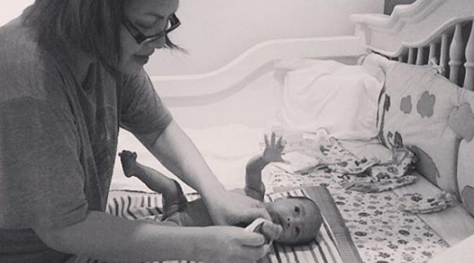 Cynthia Lamusu tangani sendiri keperluan anak kembarnya (Foto: Instagram)