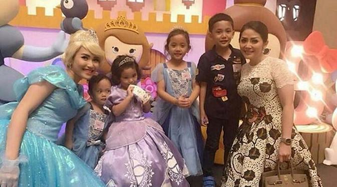 Rambut pirang dan mahkota dikepalanya, Ayu merasakan kepalanya gatal-gatal. Meski tidak betah, itu semua demi putrinya. "Gatal banget ini kepala sebenernya, tapi ya gimana," kata Ayu Ting Ting.‬ (Instagram/bilqis3rdbirthday)