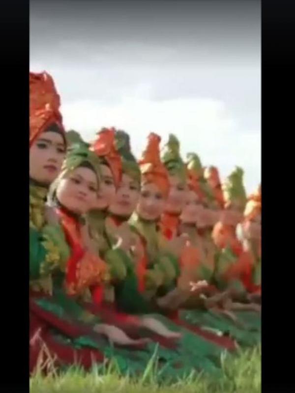 Tarian asal Aceh, Tari Saman yang muncul di video "Amazing Day" milik Coldplay. (Facebook - Coldplay)