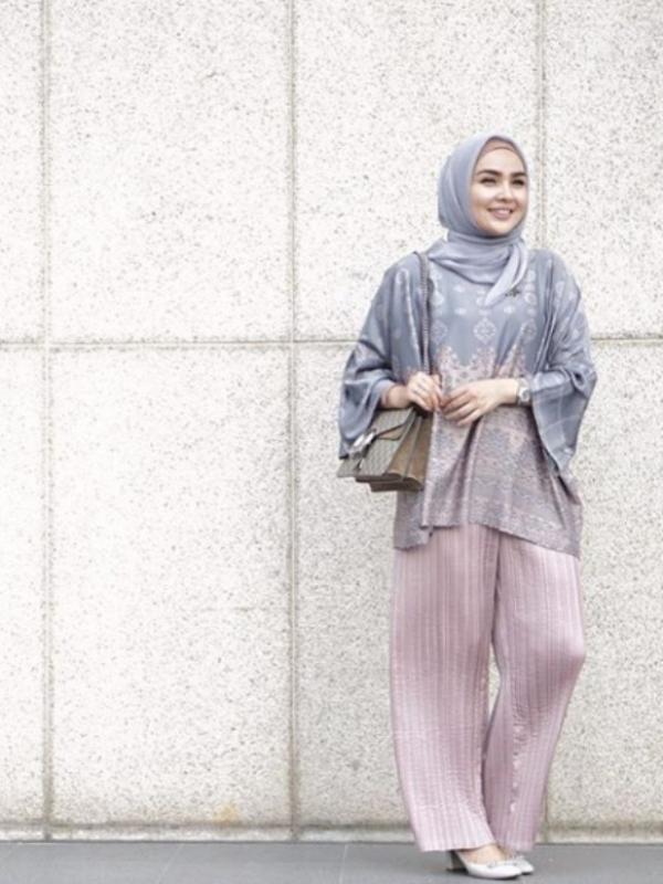 Di sini, kamu bisa tahu  nih outfit yang sering dipakai hijabers masakini. (via: Instagram/@riamiranda)