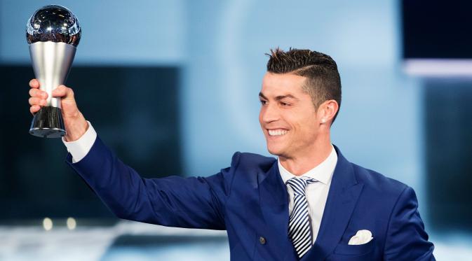 Cristiano Ronaldo saat menerima trofi penghargaan Pemain Terbaik FIFA 2016. (Ennio Leanza/Keystone via AP)