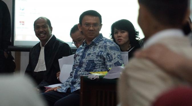 Basuki Tjahaja Purnama (Ahok) bersiap mendengarkan keterangan saksi dalam sidang kelima di Auditorium Kementan, Jakarta Selatan, Selasa (10/1). Sidang lanjutan ini menghadirkan lima orang saksi yang dihadirkan JPU. (Liputan6.com/Aditia Noviansyah/Pool)