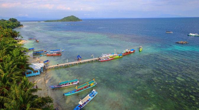 Pulau Pahawang menjadi salah satu destinasi wisata alternatif bagi mereka yang ingin berpesta menyambut datangnya tahun baru. Foto: Andi Jatmiko/ Liputan6.com.