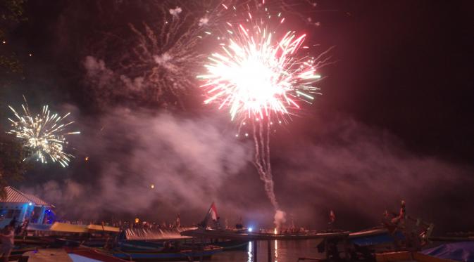 Meriahnya pesta kembang api malam tahun baru di Pulau Pahawang. Foto: Andi Jatmiko/ Liputan6.com.