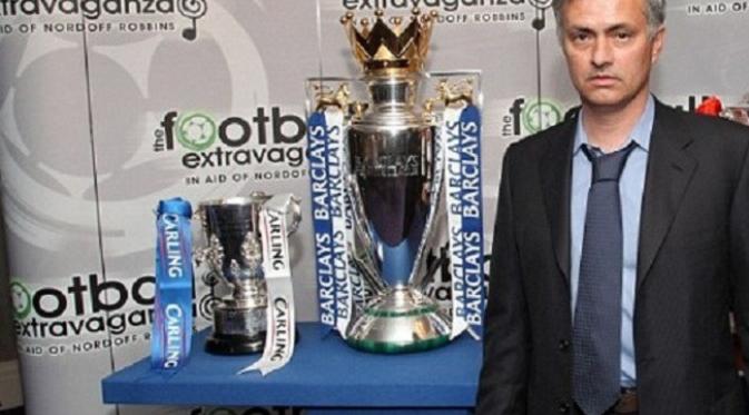 Jose Mourinho memenangkan dua gelar Liga Inggris setelah menjuarai Piala Liga Inggris pada musim yang sama. (Daily Mail)