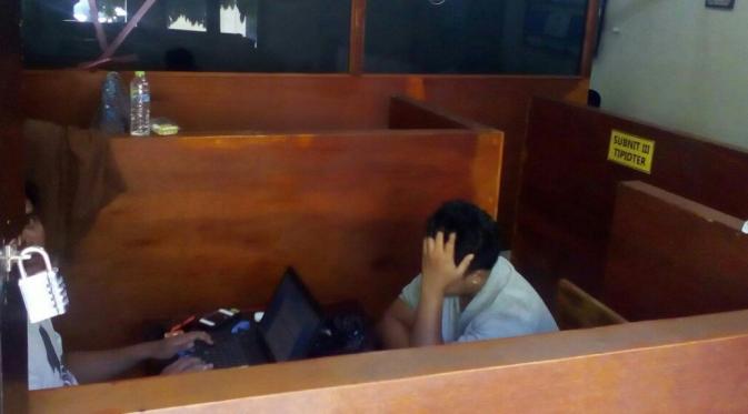 Pria yang berstatus PNS pada Rumah Sakit Siloam Kupang mengirim foto bugil ke EDY, istri seorang anggota polisi. (Liputan6.com/Ola Keda).