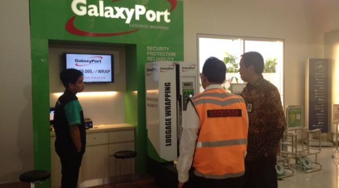 Direktur Utama PT Angkasa Pura II Muhammad Awaluddin melakukan pengecekan persiapan saat awal pengoperasian terminal baru bandara Depati Amir, Pangkalpinang, Bangka, pada Rabu (11/1/2017).