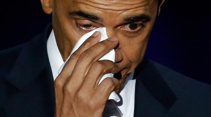 Presiden AS Barack Obama menyeka air mata disela pidato perpisahannya di Chicago, Selasa (10/1). Obama menyampaikan banyak hal yang telah dilalui dalam delapan tahun kepemimpinannya. (AP Photo/Charles Rex Arbogast)