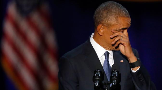 Presiden AS Barack Obama mengusap air matanya disela pidato perpisahannya di Chicago, Selasa (10/1). Obama berterima kasih banyak kepada warga yang selalu mendukungnya dalam delapan tahun masa kepemimpinan. (AP Photo/Charles Rex Arbogast)