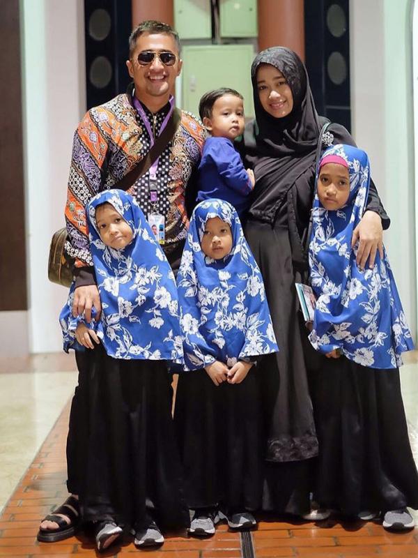 Irfan Hakim bersama istri dan anak-anaknya.