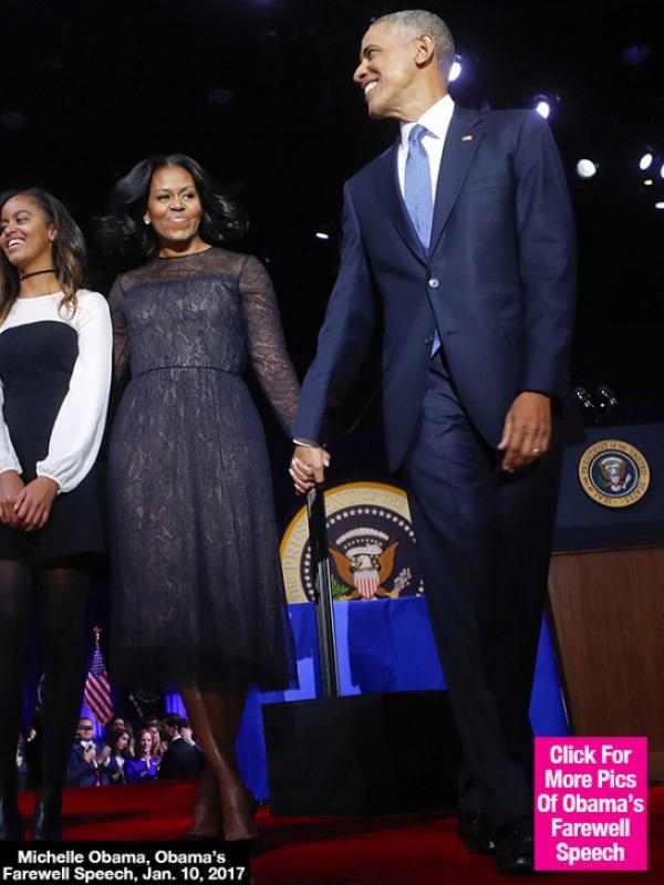 Penampilan Michelle Obama dalam balutan gaun berwarna biru navy saat temani Obama berikan pidato perpisahan yang terakhir pada Selasa malam. Sumber : hollywoodlife.com.