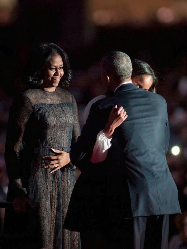Penampilan Michelle Obama dalam balutan gaun berwarna biru navy saat temani Obama berikan pidato perpisahan yang terakhir pada Selasa malam. Sumber : Getty Images.
