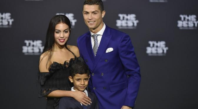 Christiano Ronaldo menggandeng kekasih barunya Georgia Rodriguez. (AFP/Bintang.com)