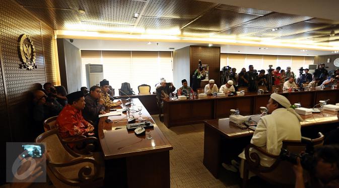 Suasana pertemuan Ketua FPI, Habib Rizieq Shihab dengan pimpinan DPR di Kompleks Parlemen Senayan, Jakarta, Rabu (11/1). Kedatangan Rizieq Shihab bersama sejumlah tokoh tersebut untuk menyampaikan aspirasi kepada DPR. (Liputan6.com/Johan Tallo)