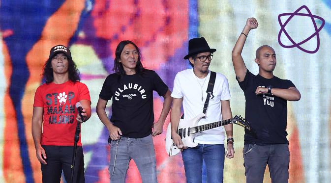 Selain membawakan lagu-lagu hitsnya, Slank juga mengenalkan karya terbarunya. Pada malam puncak yang disiarkan secara langsung oleh Indosiar itu, dihadiri oleh banyak pejabat. (Nurwahyunan/Bintang.com)