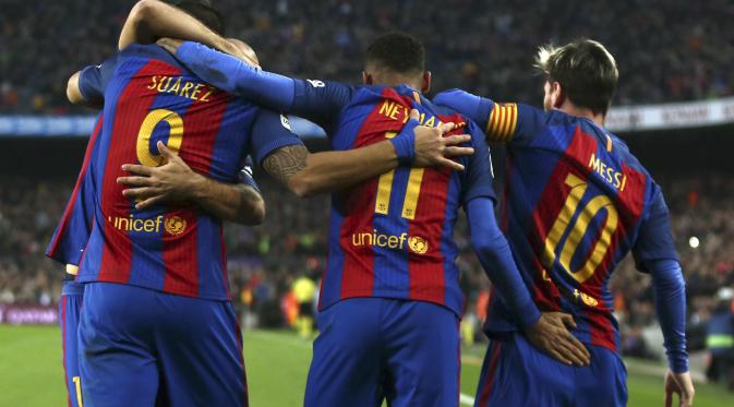 Trio penyerang Barcelona, Luis Suarez (kiri) bersama Neymar (tengah) dan Lionel Messi, pada laga kontra Real Madrid, di Estadio Camp Nou (3/12/2016). Trio MSN Barcelona berhasil mencetak gol ke-300, Kamis (12/1/2017) dini hari WIB.  (EPA/Toni Albir).