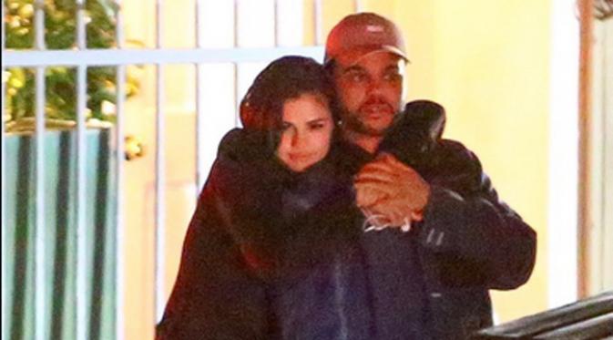 Kemesraan yang dipamerkan di depan umum menunjukan adanya hubungan spesial diantara Selena dan The Weeknd. Bukan seperti sepasang sahabat karib, namun lebih terlihat sebagai kekasih hati. (doc.TMZ.com)