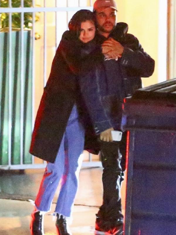 Selena Gomez dan The Weeknd terlihat bermesraan pada Selasa (10/1/2017) malam. (Foto: TMZ)