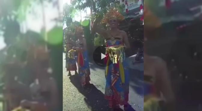 Penampakan wanita berkostum Bali di video klip COld Play. (Video Grab)
