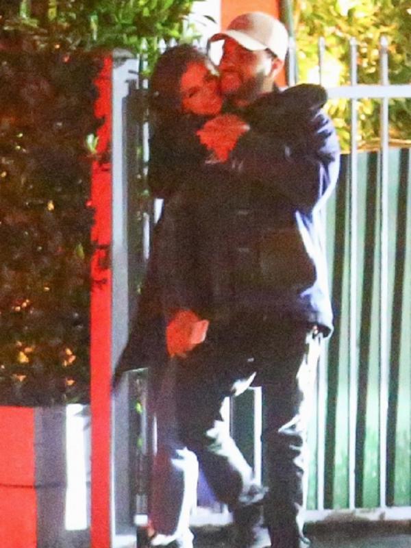 Selena Gomez dan The Weeknd terlihat bermesraan pada Selasa (10/1/2017) malam. (Foto: TMZ)