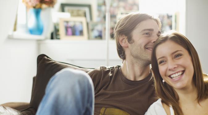 Kamu mungkin tidak menyangka ikut senang terhadap kabar baik dari pasangan akan memberi pengaruh baik bagi hubungan. (Foto: huffingtonpost.com)