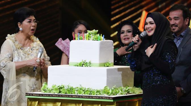 Siti Nurhaliza mendapatkan kue ulang tahun saat mengisi acara Golden Memories International di studio 5 Indosiar, Jakarta, Kamis (12/1). (Liputan6.com/Yoppy Renato)