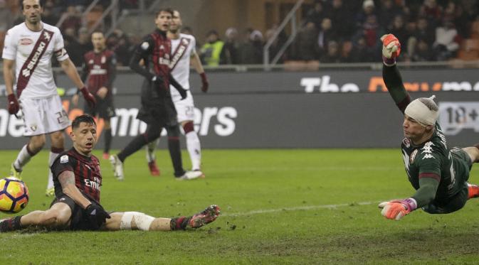 Joe Hart (kanan) mengamankan gawangnya dari tembakan pemain AC Milan, Gianluca Lapadula, bersama Torino, Januari 2017. (AP/Antonio Calanni)