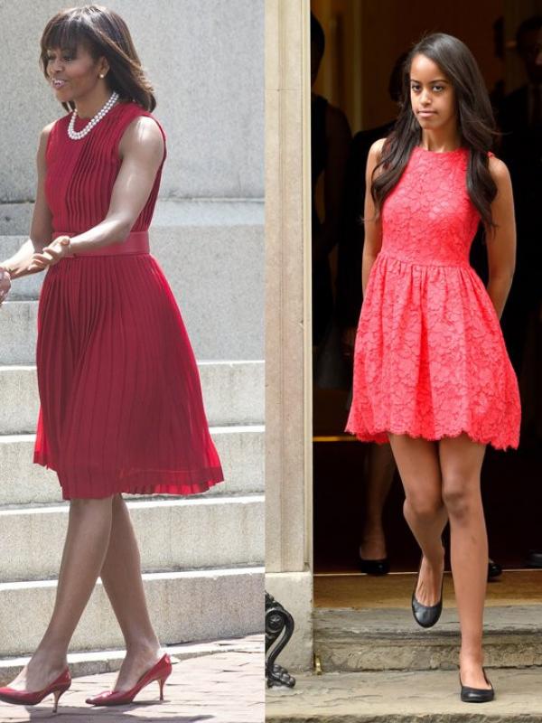 Malia Obama mengenakan flare dress merah serupa dengan ibunya, Michelle Obama. Sumber: popsugar.com.