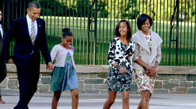 Malia Obama mengenakan blazer serupa dengan ibunya, Michelle Obama. Sumber: popsugar.com.