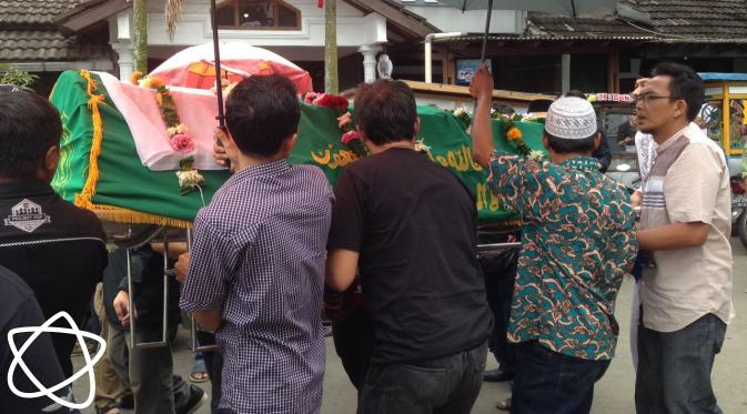 Jenazah Oon Project Pop sedang dibawa menuju pemakaman. (Syaiful Bahri/Bintang.com)