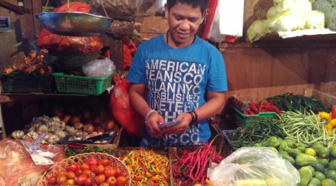 Salah seorang pedagang sayur mayur di Pasar Senen, Jakarta Barat, Saiful (30).