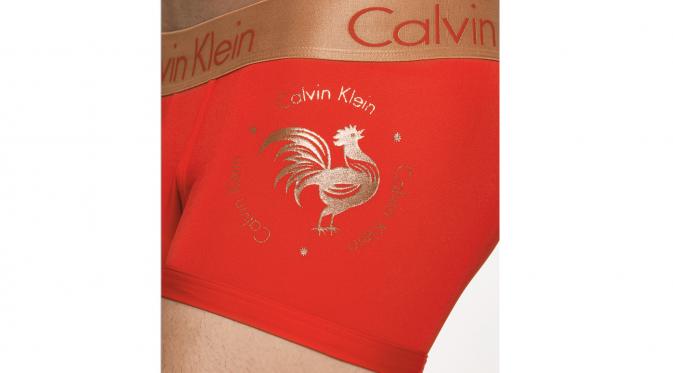 Berikut koleksi Imlek dengan nuansa gambar ayam dari brand fashion mewah.