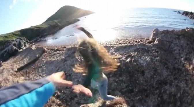 Gadis muda didorong pacarnya dari atas tebing. (Foto: dailymail.co.uk)