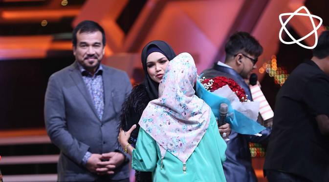 Siti Nurhaliza merayakan ultah ke-38 di acara Golden Memories Internasional yang ditayangkan Indosiar. Sebelumnya, ia juga menjadi salah satu pengisi acara malam puncak HUT Indosiar yang berlangsung Rabu (11/1) malam. (Nurwahyunan/Bintang.com)