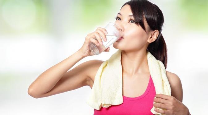 Tahukah Anda segelas air hangat dapat memberikan 12 manfaat bagi tubuh?