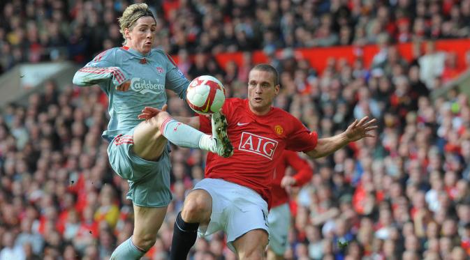 Bek Manchester United (MU) Nemanja Vidic mendapat empat kartu merah pada pertandingan melawan Liverpool. (AFP/Andrew Yates)