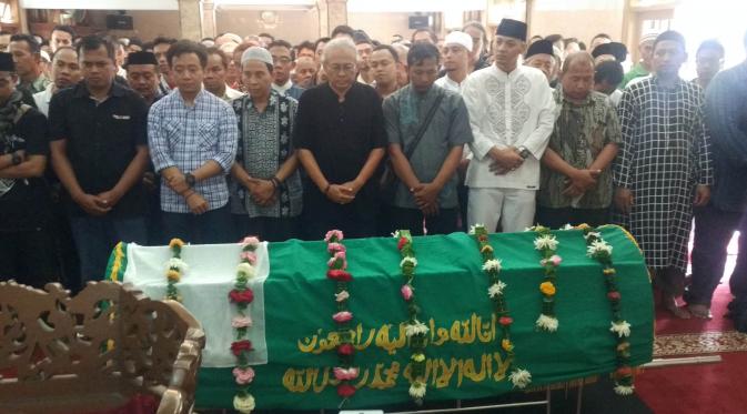 Prosesi pemakaman Muhammad Fachroni atau Oon Project Pop di Bandung (Liputan6.com/ Kukuh Saokani)