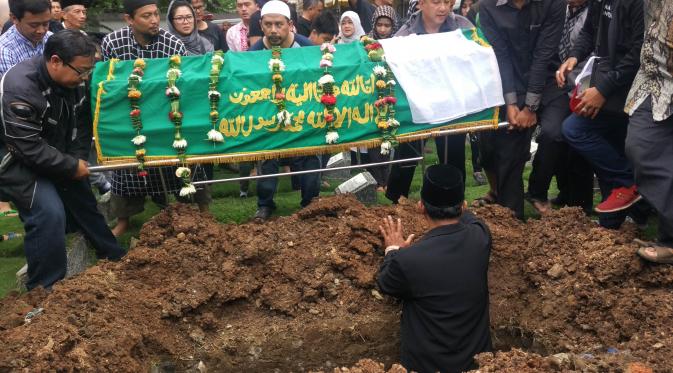 Prosesi pemakaman Muhammad Fachroni atau Oon Project Pop di Bandung (Liputan6.com/ Kukuh Saokani)
