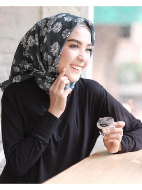 Aplikasikan hijab motif floral agar penampilan kamu fun sepanjangan hari. (via: @hamidahrachmayanti)