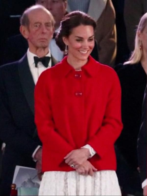 Kate Middleton membuktikan bahwa ia mampu tampil cantik dengan busana yang tidak mahal.
