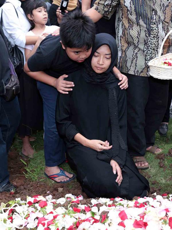 Suasana pemakaman Oon Project Pop. (Deki Prayoga/Bintang.com)