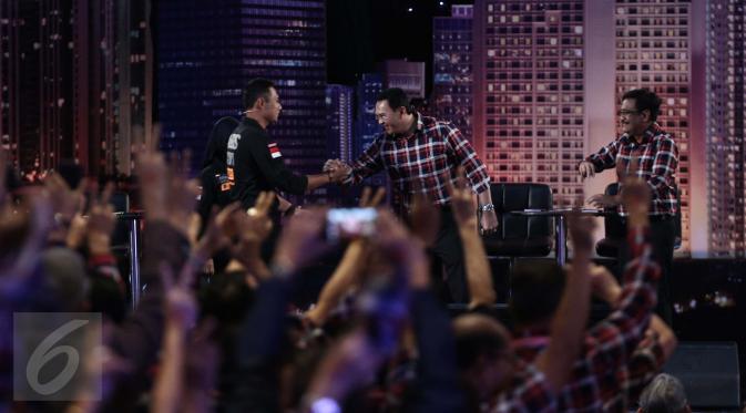 Pasangan Agus Harimurti Yudhoyono-Sylviana, berjabat tangan dengan Basuki T Purnama-Djarot Saiful Hidayat, dan nomor 3 Anies Baswedan-Sandiaga Uno berdoa sebelum debat perdana Cagub DKI-Jakarta, Jumat (13/1). (Liputan6.com/Faizal Fanani)