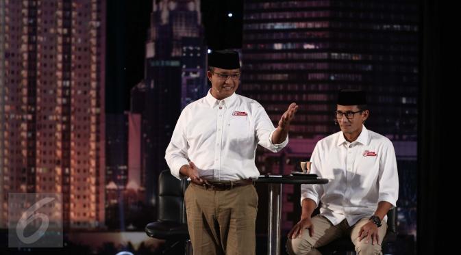 Ekspresi Anies Baswedan memaparkan visi misi pada debat perdana Cagub DKI Jakarta di Bidakara, Jakarta, Jumat (13/1). Anies mengatakan pembangunan daerah pinggir kali bukan dengan menggusur warga begitu saja. (Liputan6.com/Faizal Fanani)
