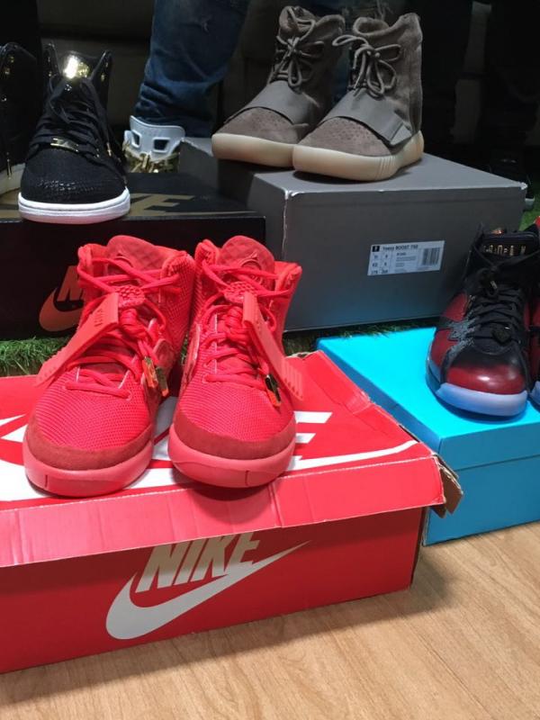 Sepatu kolaborasi Kanye West dan Nike menjadi sneakers termahal di Indonesia.
