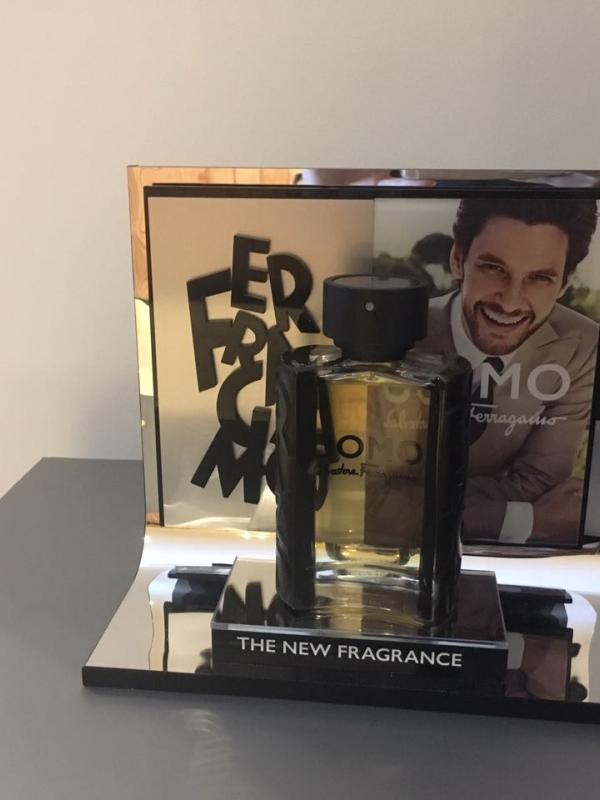 Salvatore Ferragamo meluncurkan parfum khusus pria Uomo.