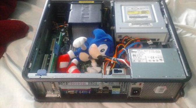 Komputer rusak. Sonic turun tangan. (Via: boredpanda.com)