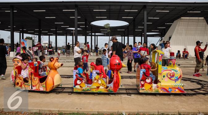 Anak-anak asyik bermain kereta di Taman Kalijodo, Jakarta, Minggu (15/01). Selain itu area ini juga dilengkapi dengan lintasan sepeda, skate park, amphitheater, musala, kios, outdoor fitness, toilet, dan sound system. (Liputan6.com/Fery Pradolo)