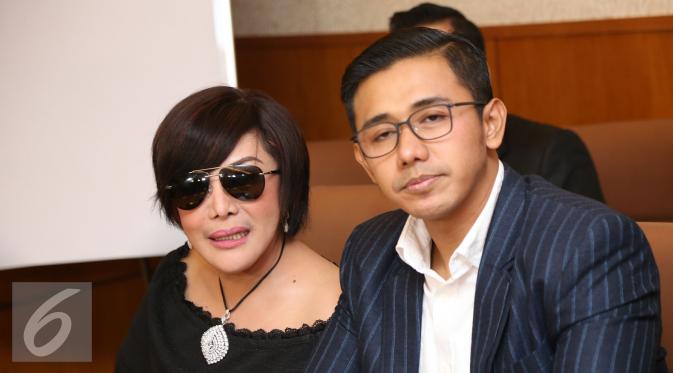 Pengusaha, Tati Kurniawati bersama kuasa hukumnya saat jumpa press di kawasan Senayan, Jakarta, Minggu (15/1).  (Liputan6.com/Herman Zakharia)